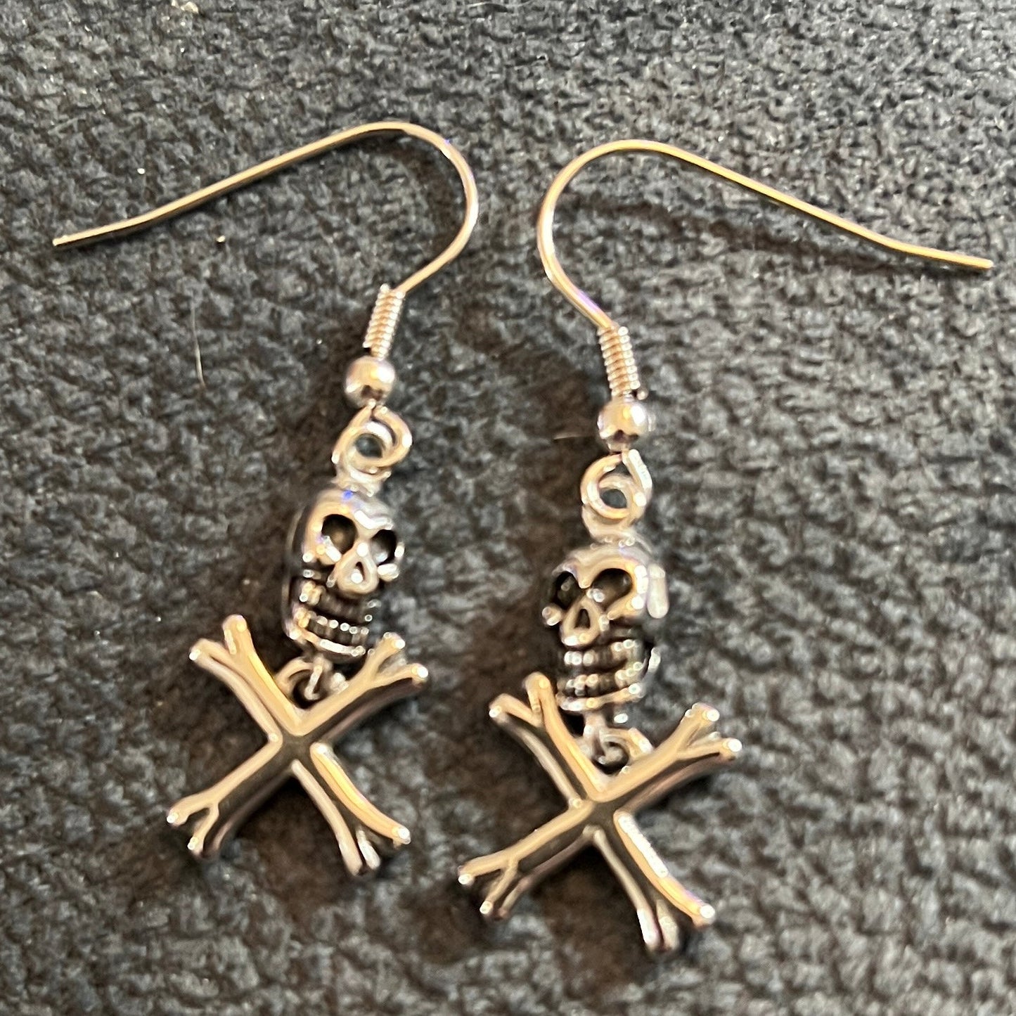 Earrings skull and crossbones dangle