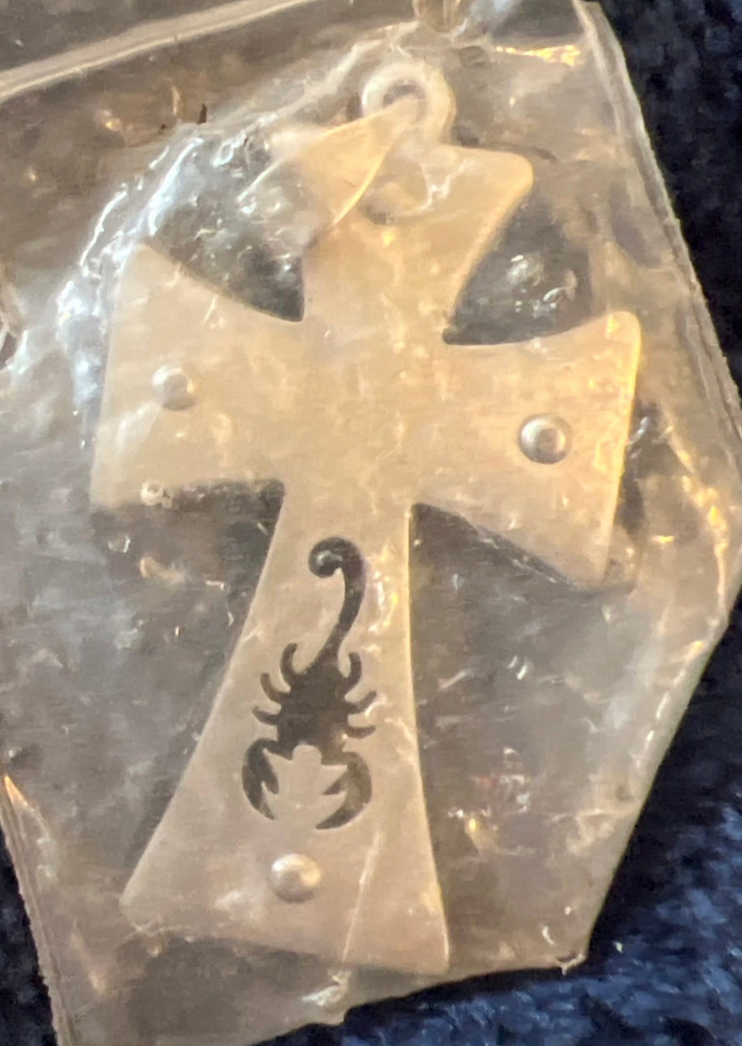 Pendant cross scorpion