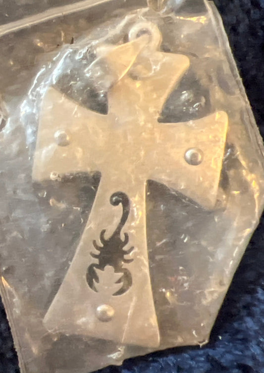 Pendant cross scorpion